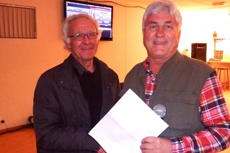 Links ontvang skipper Raymond Rabe sy prys vir die swaarste bootgemiddeld (5.7kg) van die wedstrydsekretaris, Johan Burmeister